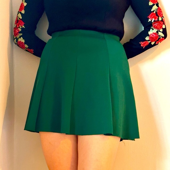 Skater / Dancer Green Skirt 💚 - Picture 1 of 3
